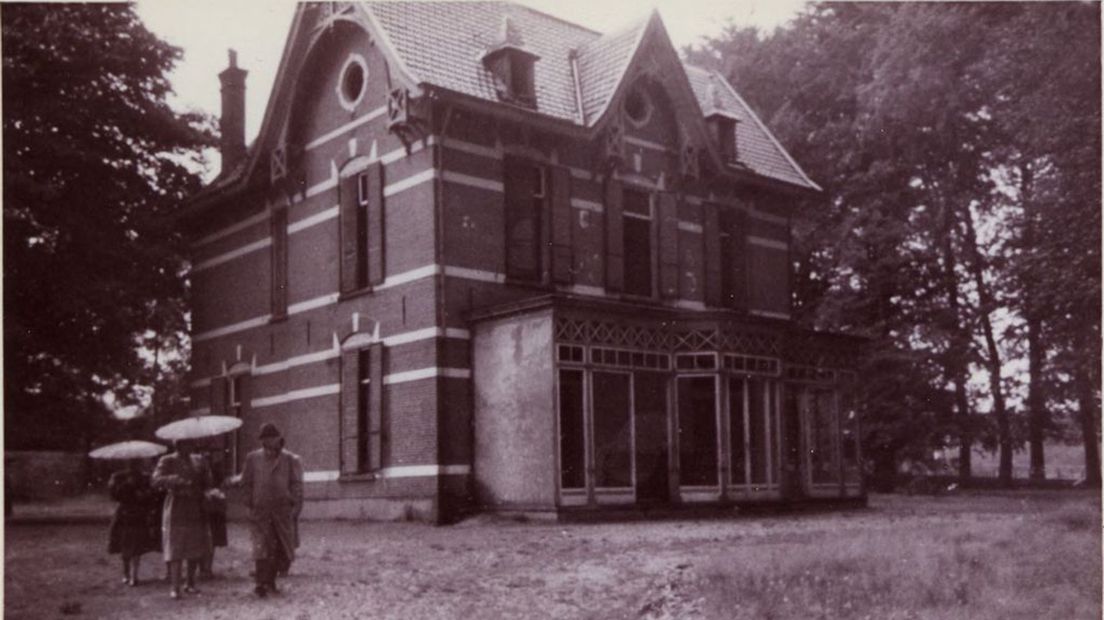 Villa Irene tijdens de tweede herdenking van het strafkamp in 1946