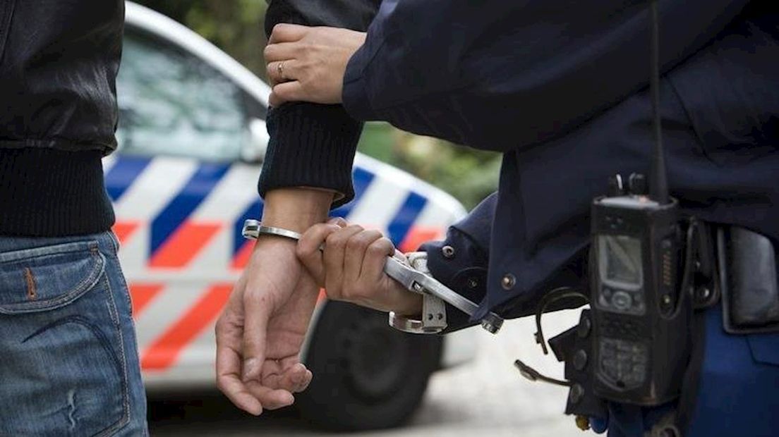 Mannen uit Enschede opgepakt bij undercoveroperatie wapen- en drugshandel