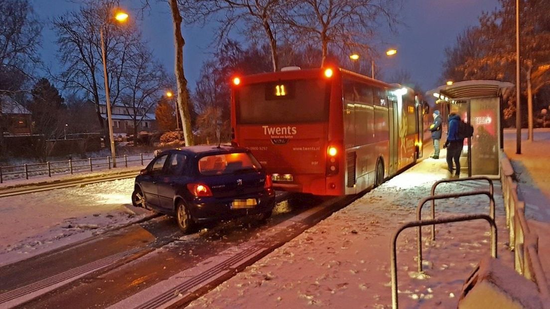 Auto botst op bus in Hengelo