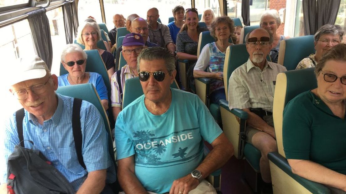 Bezoekers in de bus onderweg naar Haps