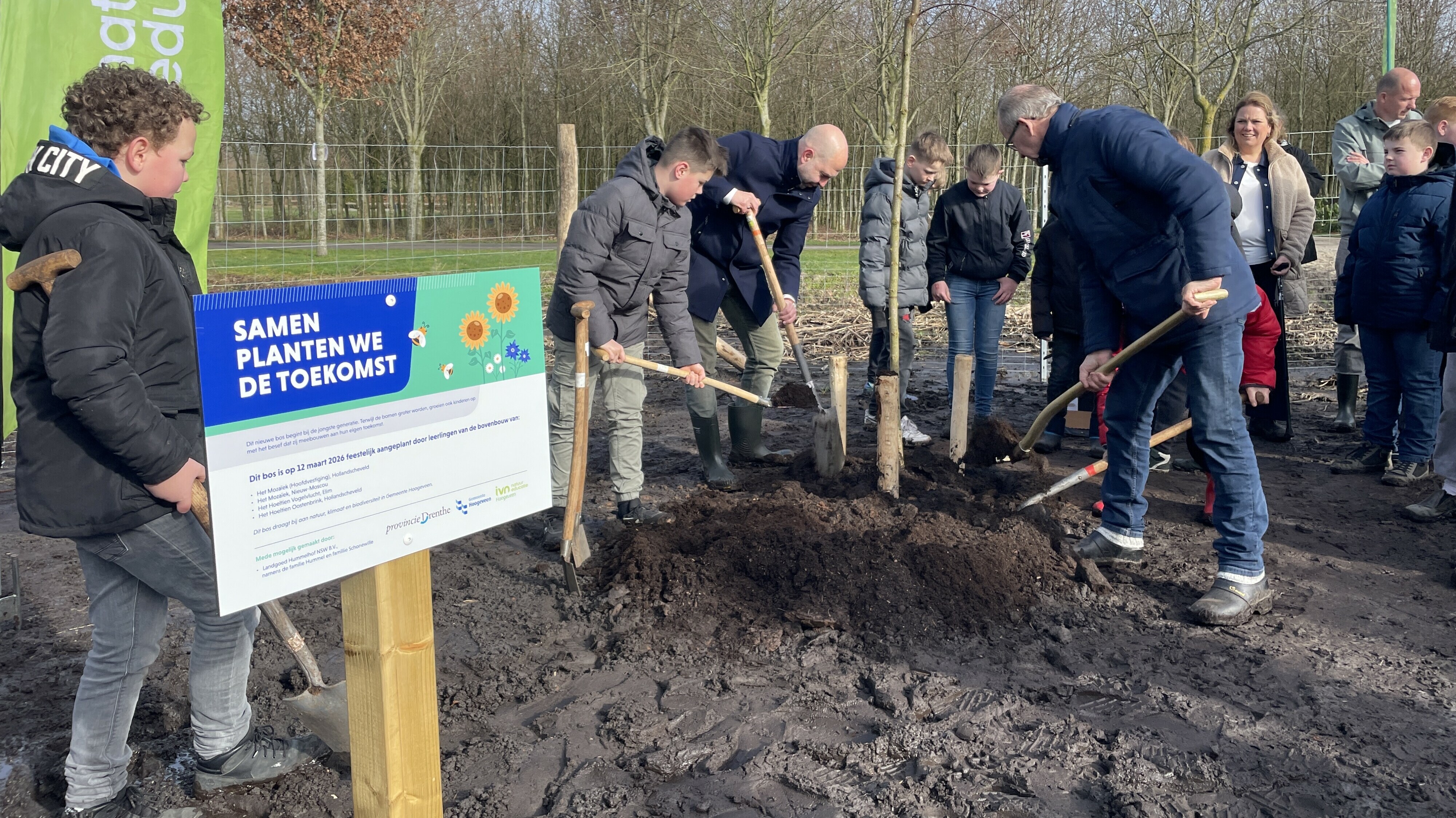Basisschoolleerlingen planten eerste bomen van nieuw bos Hollandscheveld: 'gewoon lekker met de natuur bezig'