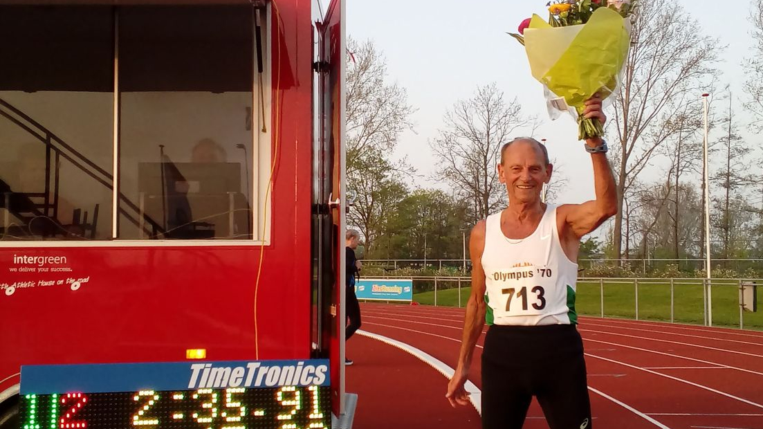 Joop Rüter na zijn wereldrecord op de 800 meter, in de leeftijdscategorie tot 85 jaar