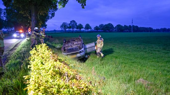 112 Nieuws: automobilist wijkt uit voor eenden, belandt op de kop in de sloot Home