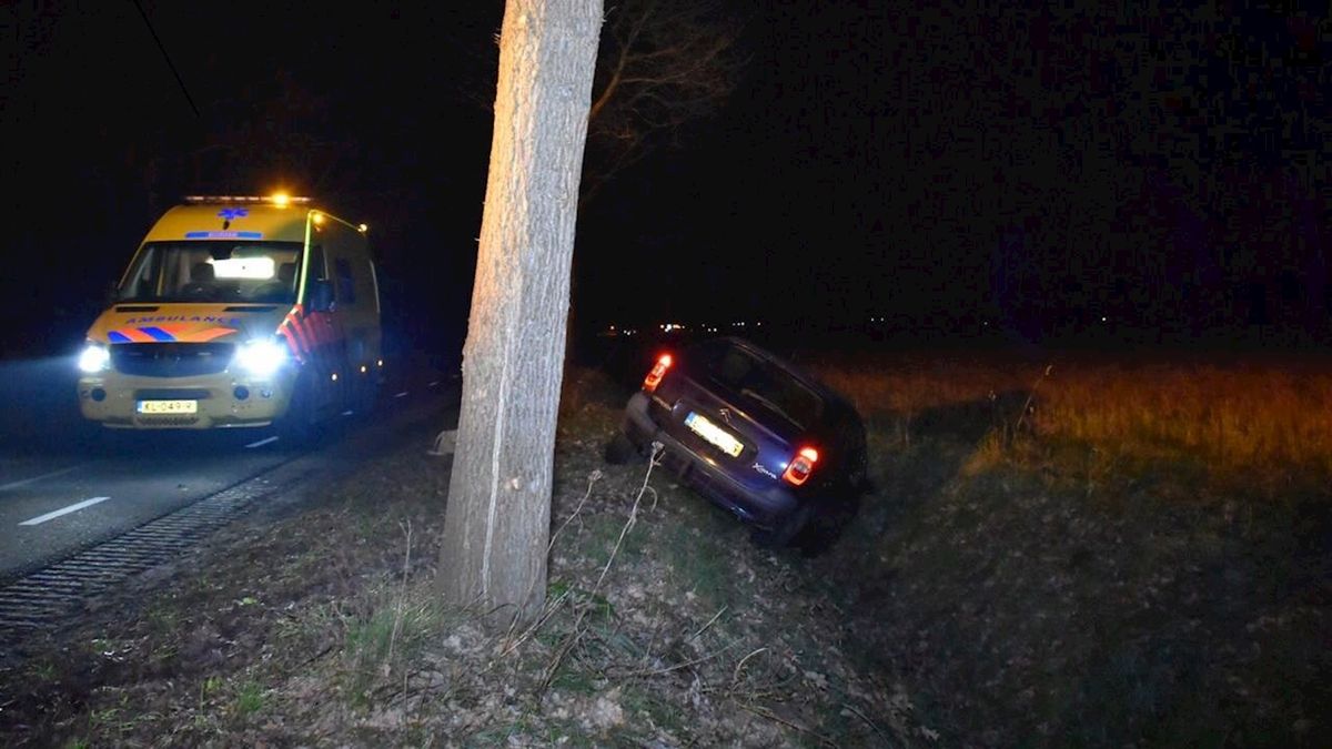 Auto belandt in greppel langs de weg in Westerhaar