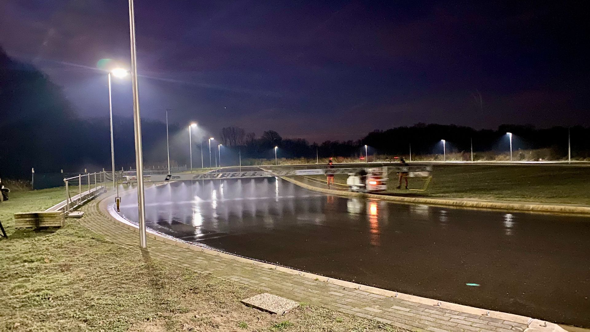 Gisteravond zijn ijsmeesters van WIJV begonnen met het opbrengen van laagjes ijs.