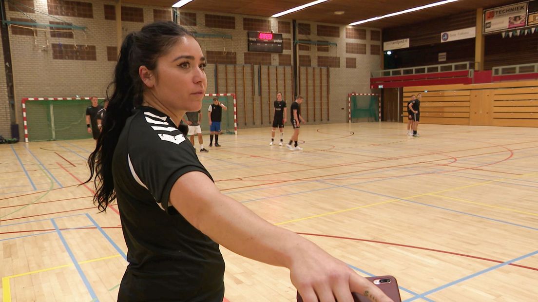 Annelies Smeets staat haar mannetje tussen de handballers van E&O