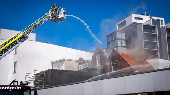 Brand tijdens werkzaamheden in woning | Botsing bestelbus en tram op Coolsingel. Brand tijdens werkzaamheden in woning | Botsing bestelbus en tram op Coolsingel.