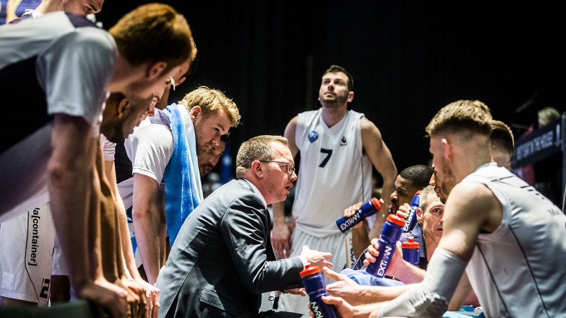 Donar-coach Erik Braal (midden).