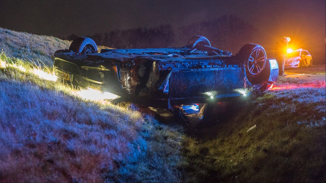 Automobilist slaat over de kop op N348 tussen Schalkhaar en Wesepe