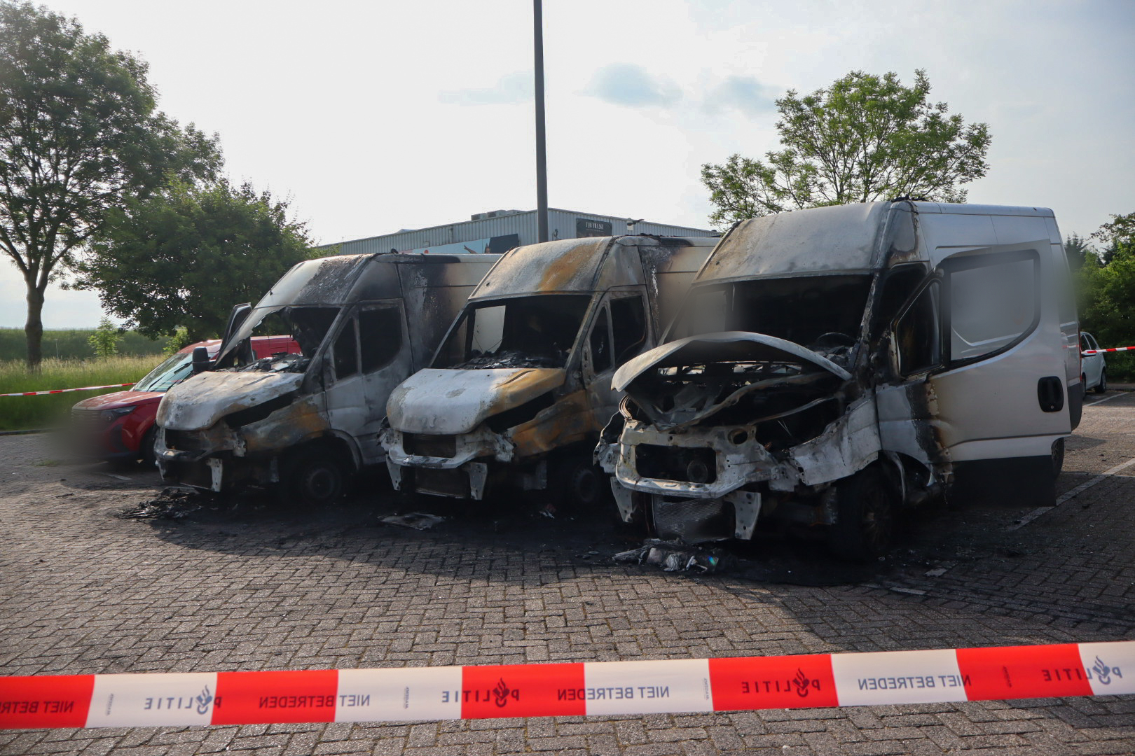 Achter deze drie busjes raakten er nog twee beschadigd.