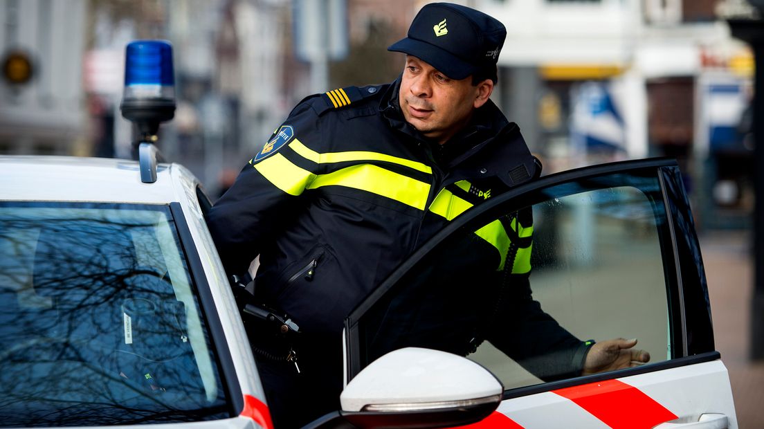 Drugs, messen en aanhoudingen bij grote politieactie in Arnhemse wijk.