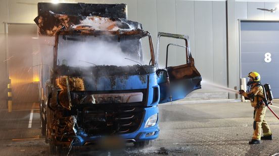 Vrachtwagen zwaar beschadigd door brand Home