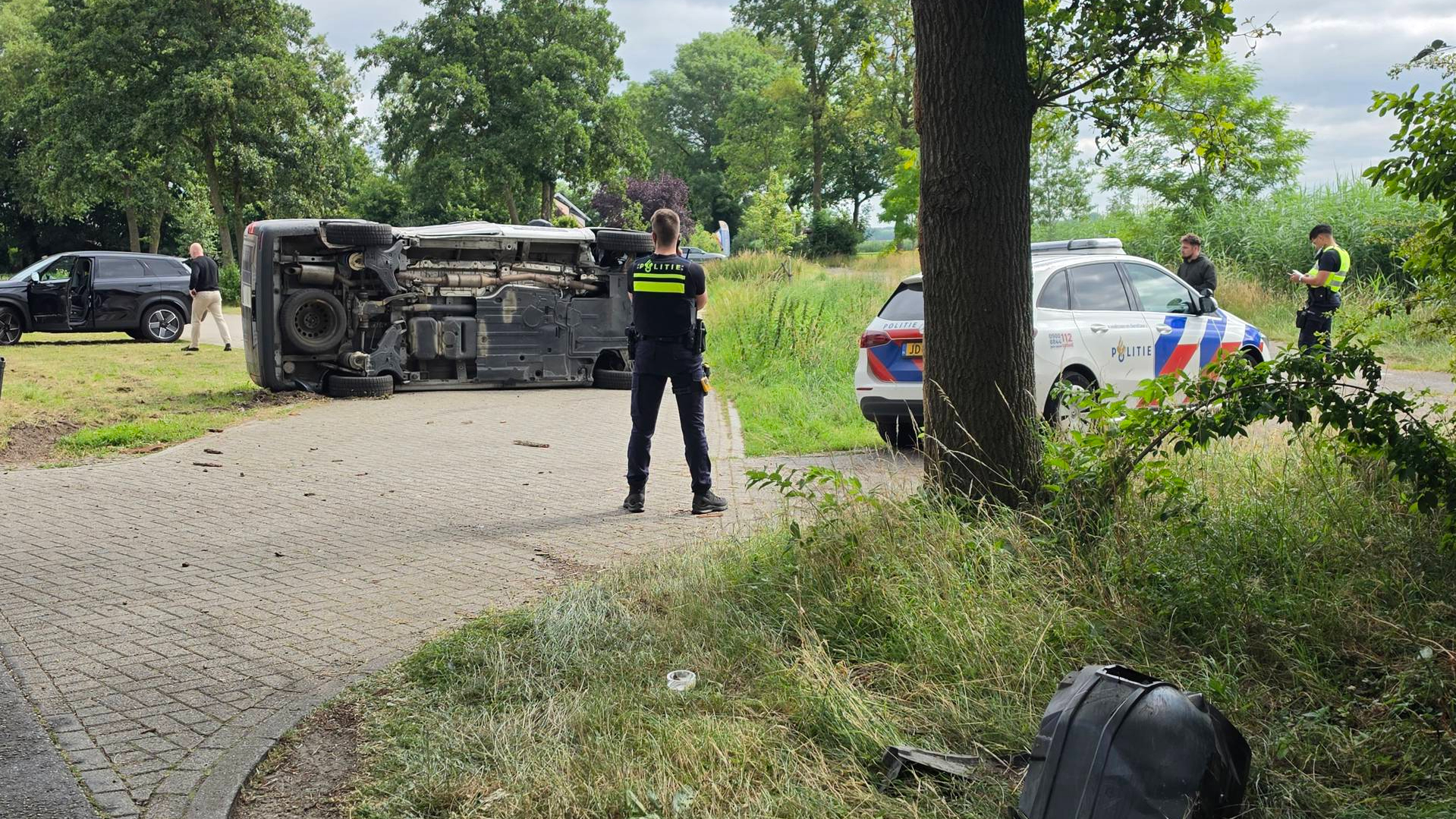 Bestelbus gekanteld in Rhenen