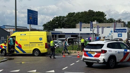 Man naar het ziekenhuis na botsing met vrachtwagen