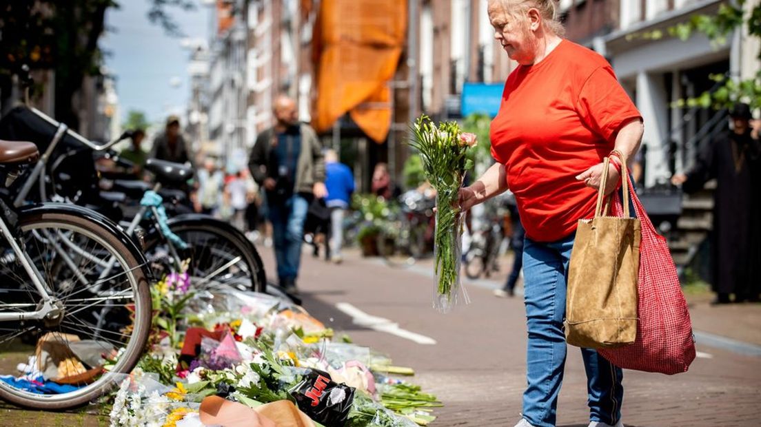 Op de plaats in Amsterdam waar misdaadverslaggever Peter R. de Vries dinsdagavond werd neergeschoten, leggen omstanders bloemen.