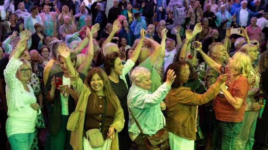 Uitverkocht festival verbindt jong en oud: 'Wat een herrie, dit is toch geen muziek?' Home