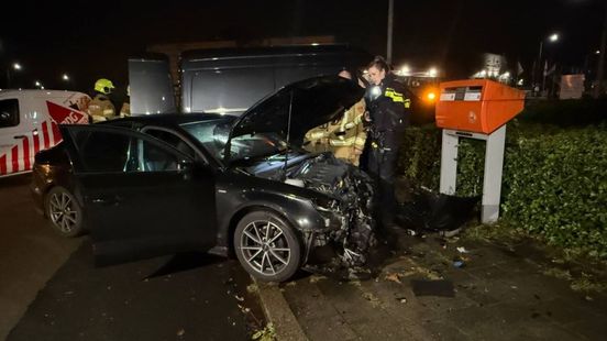 Bestelbus eindigt in bosjes na botsing