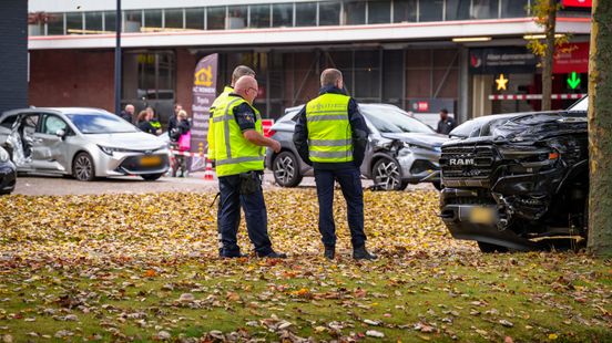Jong kind gewond bij botsing drie autos. Jong kind gewond bij botsing drie autos.