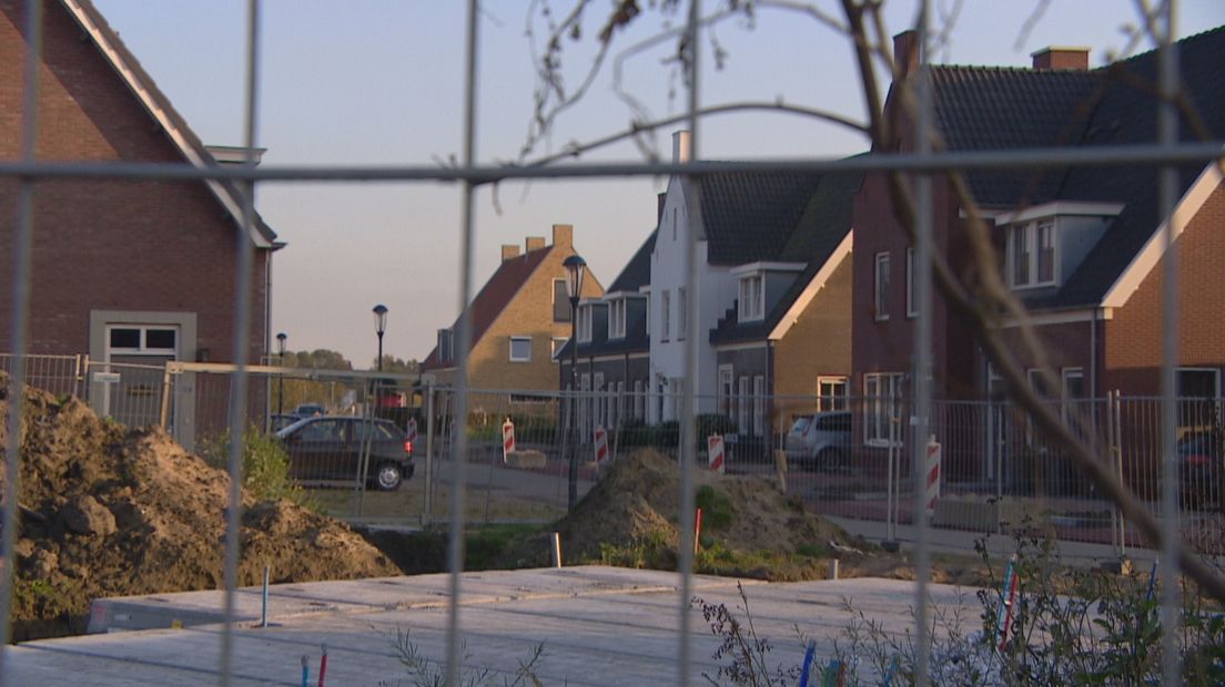 Nieuwbouwhuis in aanbouw tussen recent gebouwde huizen in Goes