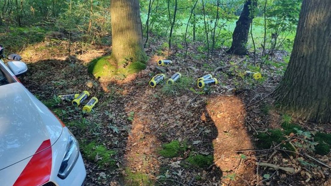Een deel van de gedumpte lachgasflessen in Lochem.