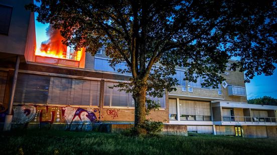 Explosie bij huis • brand op dak school
