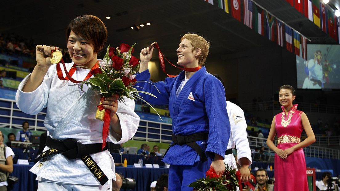 Elisabeth Willeboordse (midden) met haar bronzen medaille op de Olympische Spelen in Peking (2008).