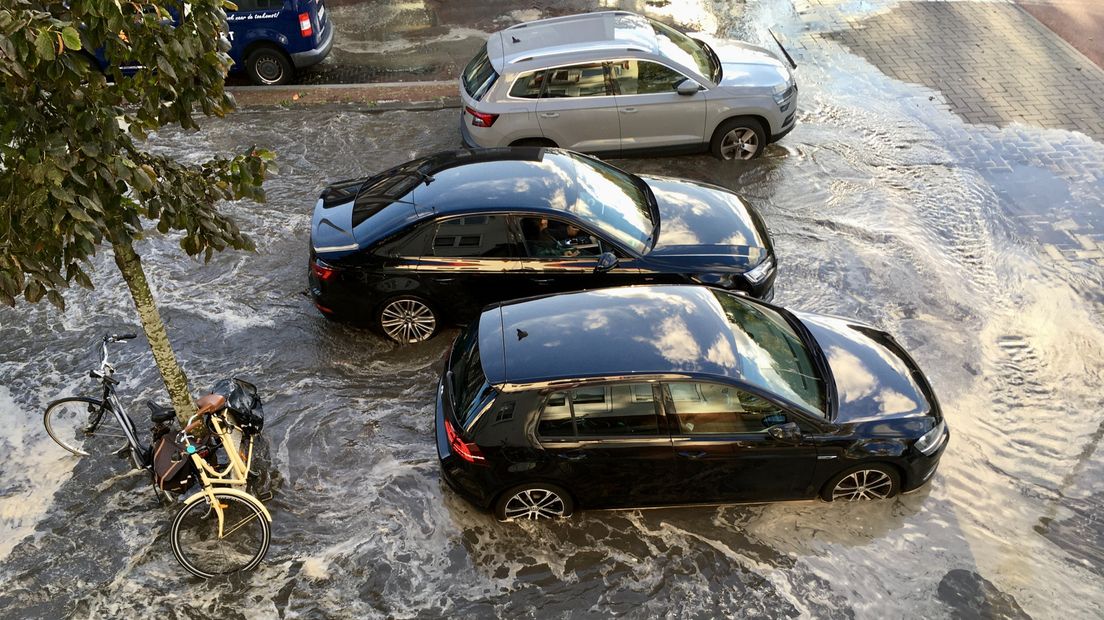 Bewoners aan de Betje Wolffstraat zagen hoe de bovenste auto in de problemen kwam door de gesprongen waterleiding