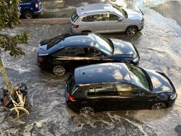 Bewoners van Moerwijk zagen hoe auto in een zinkgat zakte: 'Echt eng'