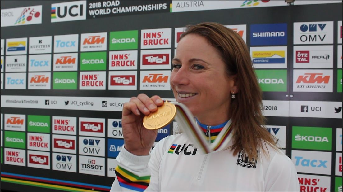 Annemiek van Vleuten met haar gouden medaille.