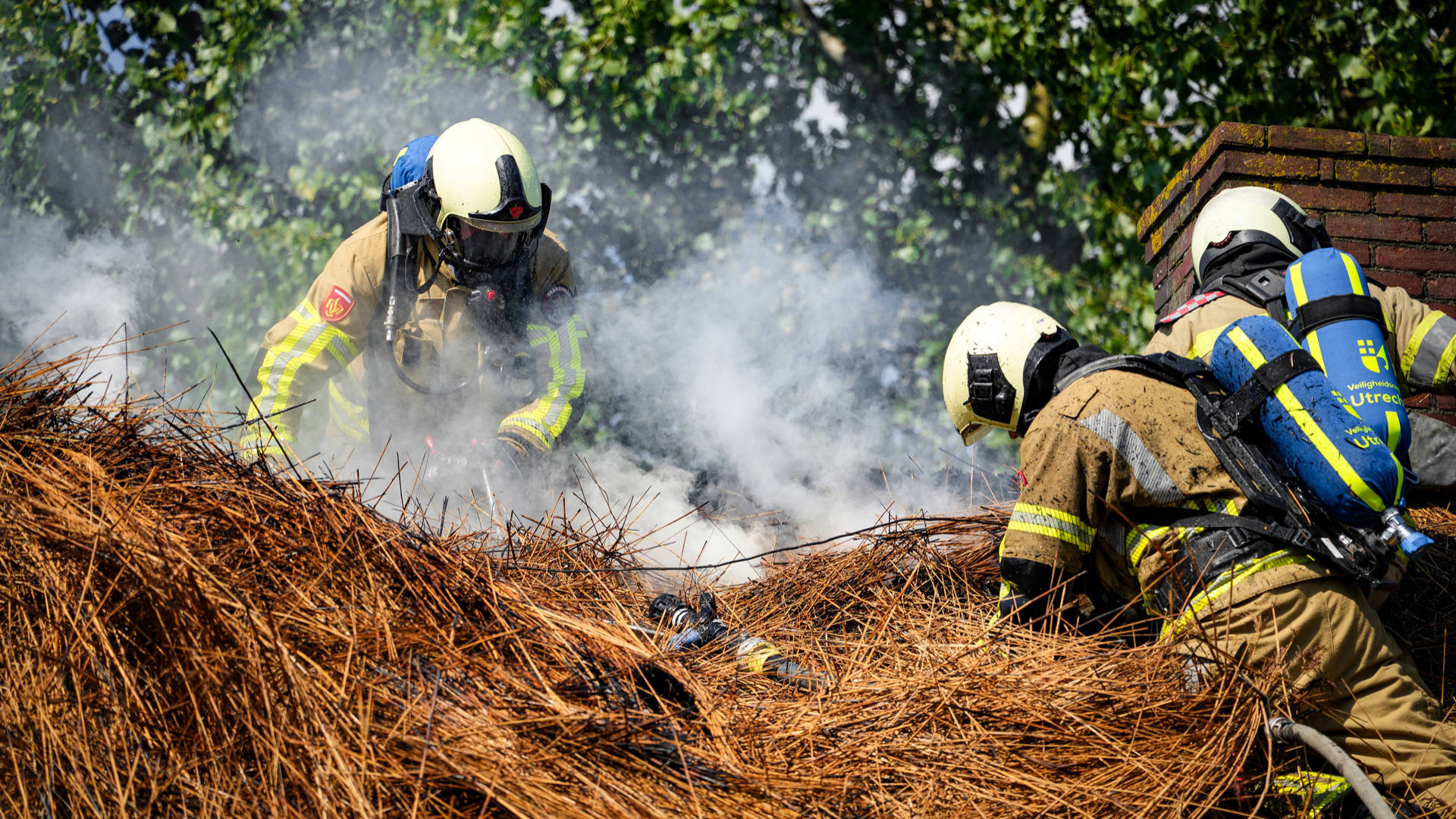Boerderij met rieten kap in Kamerik in brand