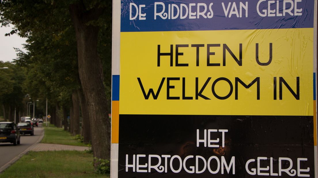 De Limburgers staan deze week stil bij het feit dat de provincie precies tweehonderd jaar bestaat. Maar dat is niks vergeleken met de zes eeuwen Gelderse geschiedenis in het noorden en midden van Limburg. Honderden jaren was de regio rond Venlo en Roermond onderdeel van het Hertogdom Gelre. De Ridders van Gelre proberen de Limburgers enig historisch besef bij te brengen. Ze laten de Gelderse vlag wapperen op het stadhuis van Roermond en heten de bezoekers bij de grens welkom in het Hertogdom Gelre.