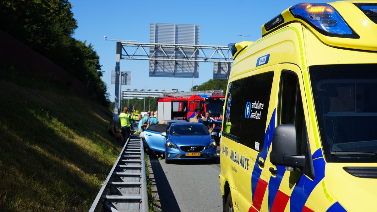 112 nieuws: 56-jarige man uit Steenwijk wordt aangehouden voor bedreiging | Voorrangsfout leidt tot 