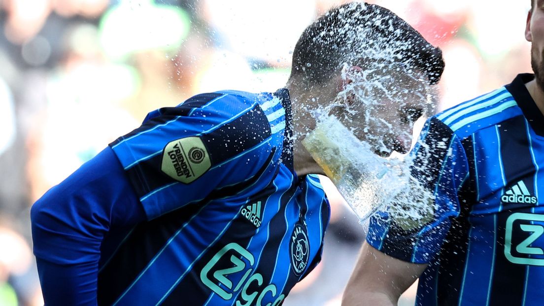 Tadic krijgt een beker bier in het gezicht nadat hij Ajax op 2-1 heeft gezet.