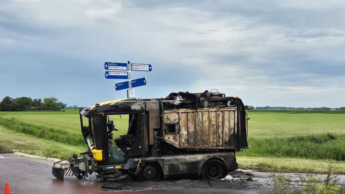 Veegwagen bij Zurich brandt volledig uit