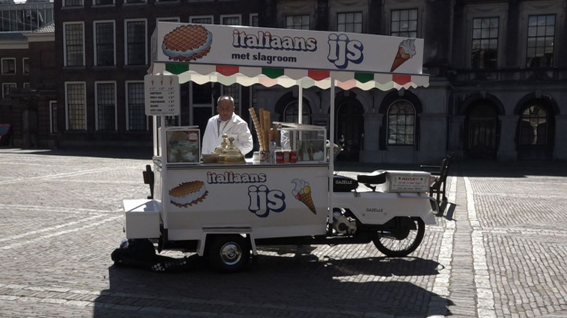 Moes Pekdemir is een bekende verschijning op het Binnenhof