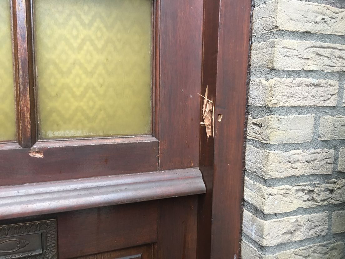 De kogels vlogen alle kanten op. Deze deur laat de sporen van inslag zien.