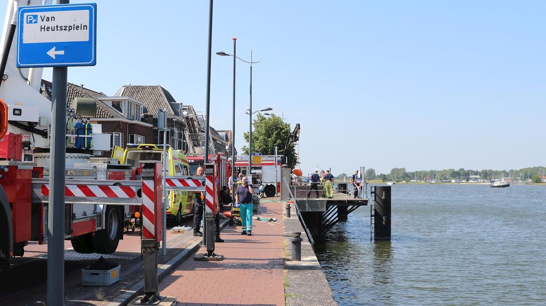 Brandweer zoekt naar persoon in IJssel bij Kampen