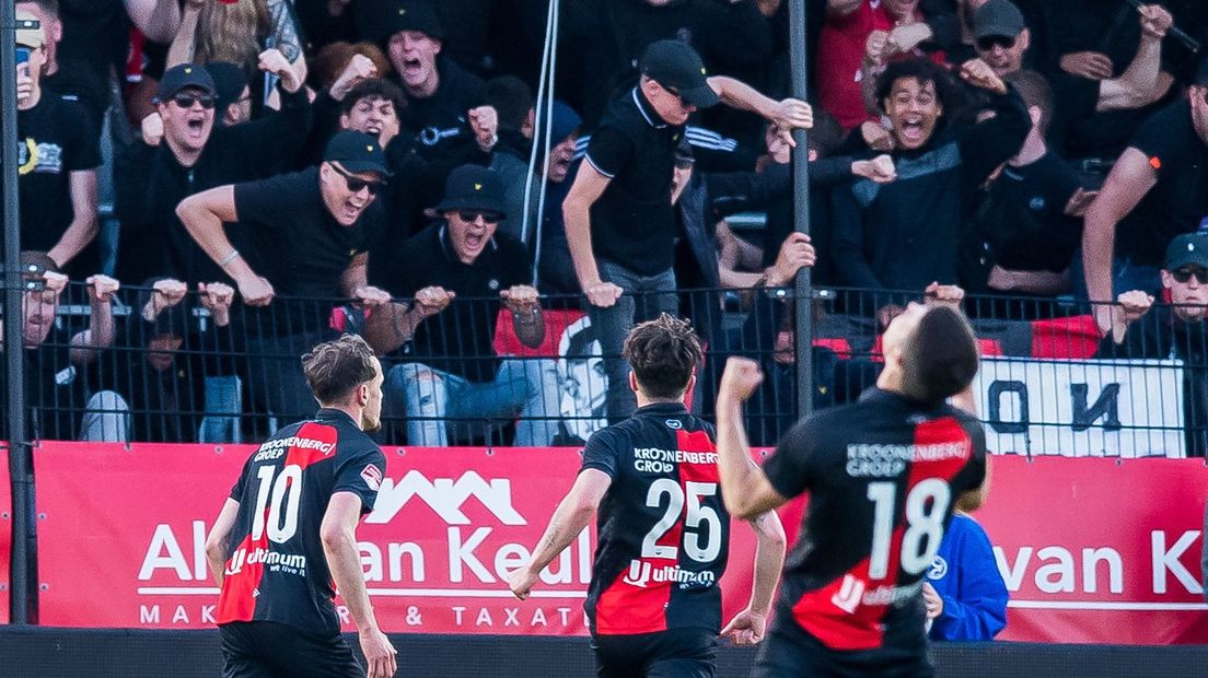 Almere City FC viert een doelpunt