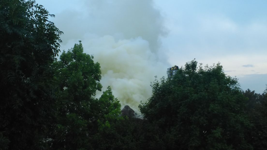 Er is weinig meer over van een grote woonboerderij aan de Reethsestraat in Elst. Daar sloeg zondagochtend de bliksem in. De kap op het pand is van riet en vloog als eerste in brand. Het vuur sloeg daarna over naar de rest van de woning.