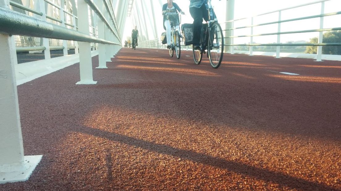 Fietsers klagen steen en been over de pas opgeknapte Westervoortsebrug. Het wegdek is zo hobbelig dat fietsers zeggen 'zeeziek' te worden van het fietsen over de brug.