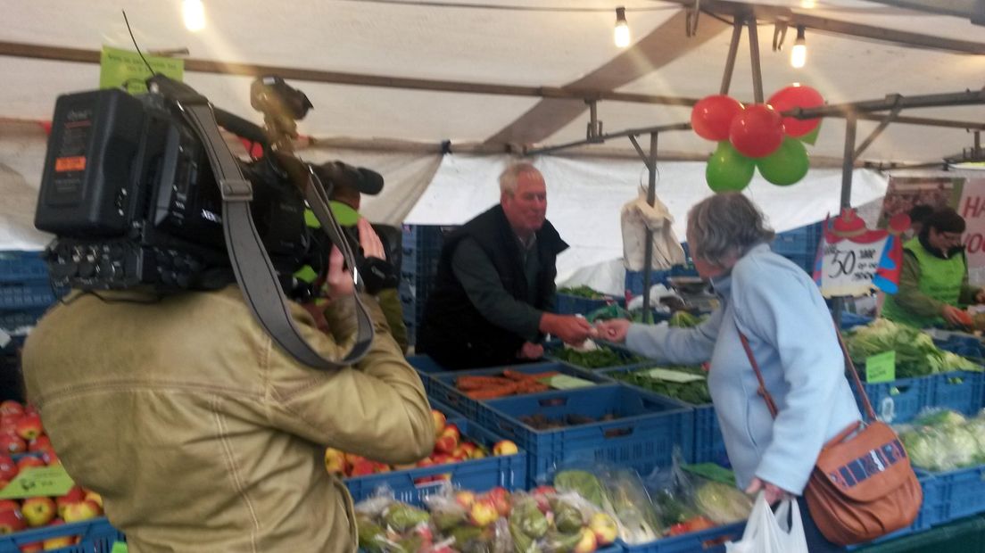 Marktkoopman Harrie Hendriks uit Oud-Zevenaar staat al 50 jaar met zijn groentekraam op de markt in Doetinchem.