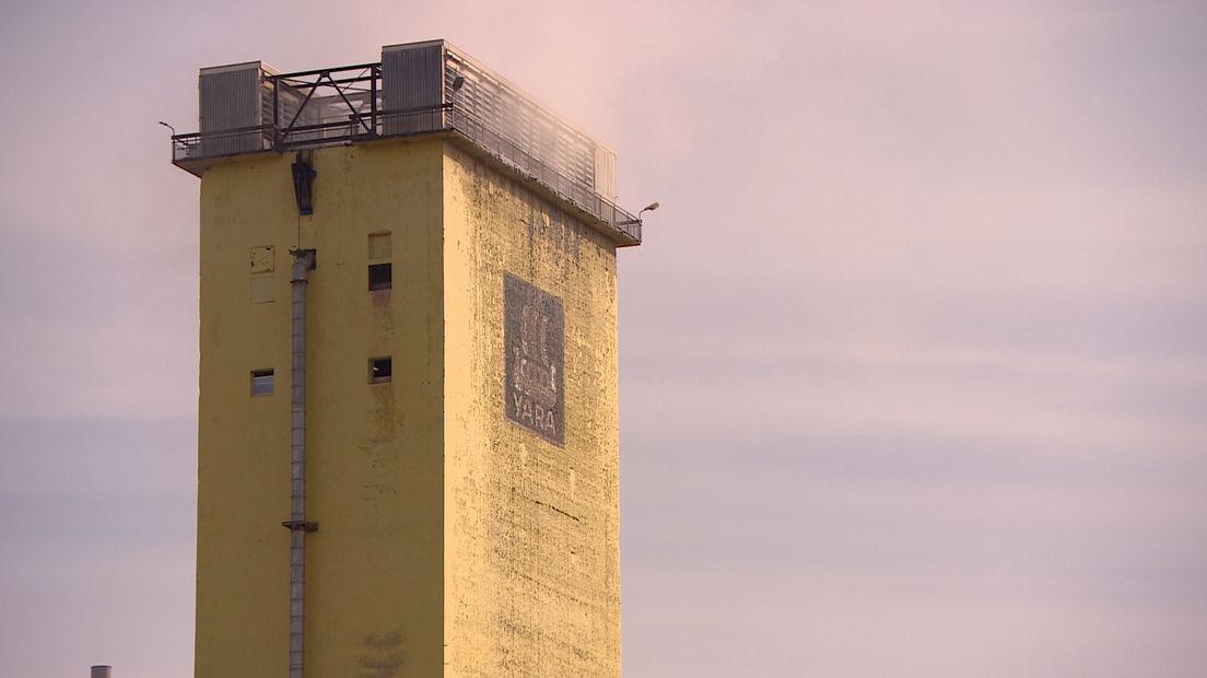 De bekende gele prilltoren van Yara die inmiddels buiten bedrijf is