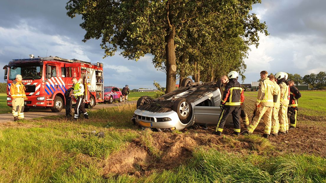 Een auto is over de kop geslagen op het Brunstingerveld in Beilen (Rechten: Persbureau Meter)