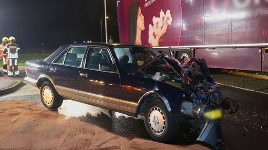 Vrachtwagen en auto botsen op rotonde, één gewonde