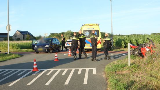 Gewonden bij aanrijding tussen auto en brommer in Olst. Gewonden bij aanrijding tussen auto en brommer in Olst.