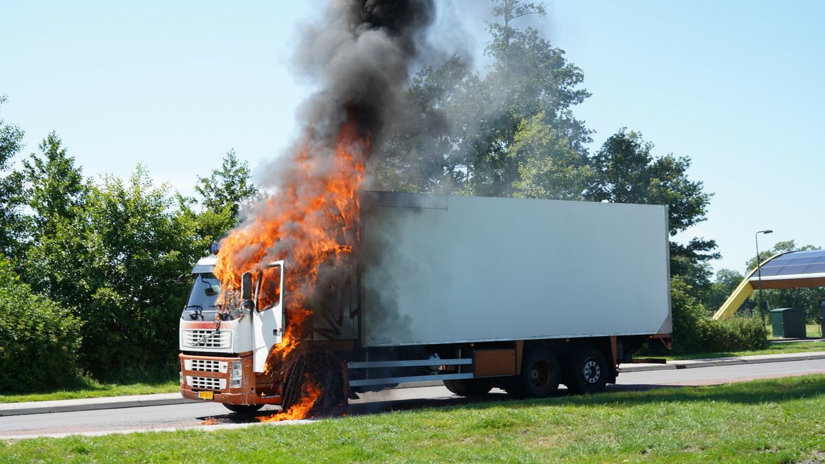 File door vrachtwagenbrand op A28 bij Veeningen