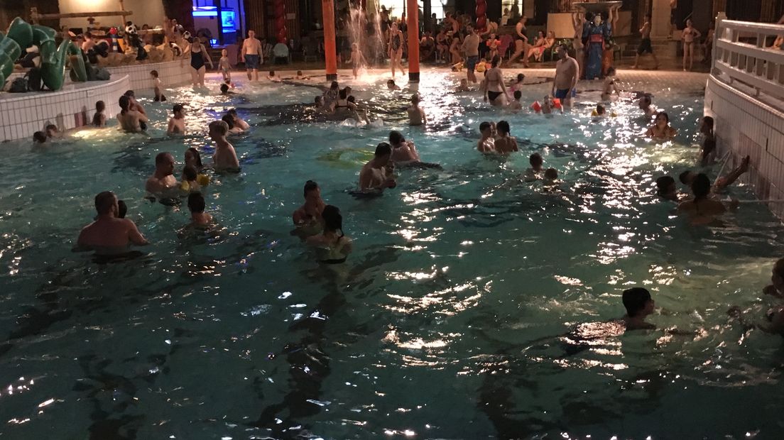 Drukte in het zwembad tijdens de vakantie (Rechten: RTV Drenthe/Marjolein Lauret)