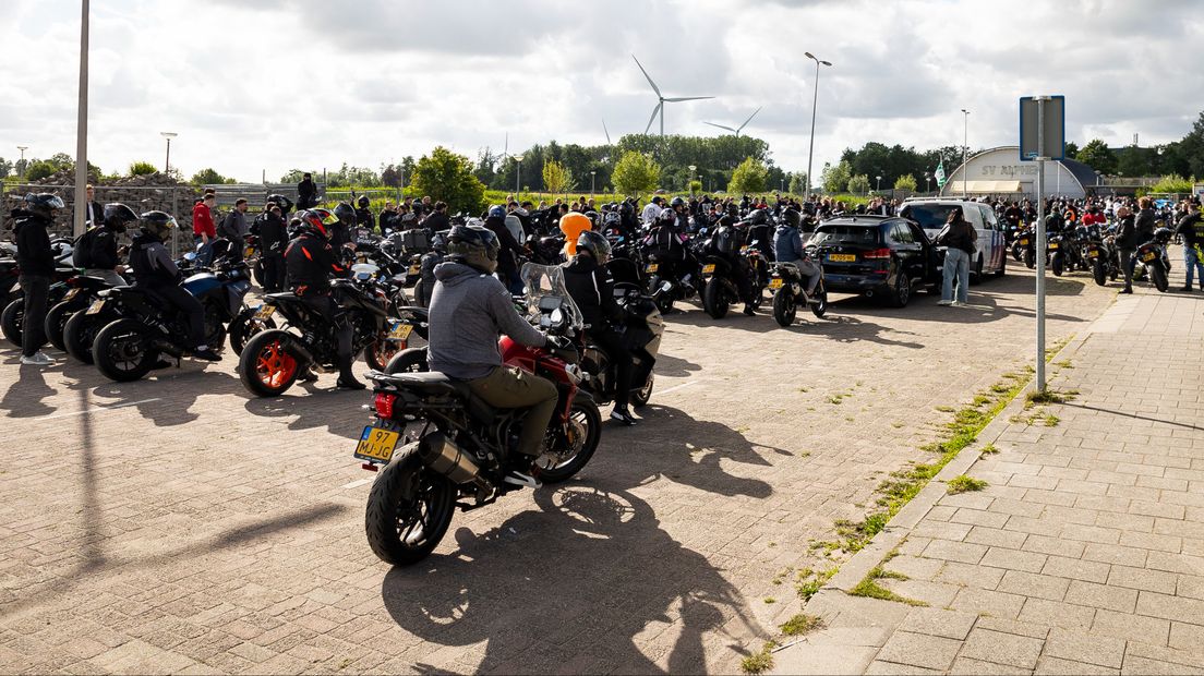Het gezelschap verzamelt zich op het parkeerterrein aan de Alphense Amerikalaan