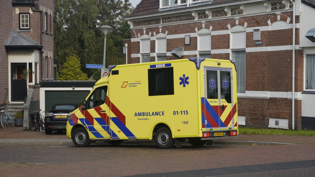 Een ambulance na de aanrijding bij de stationsweg in Winschoten