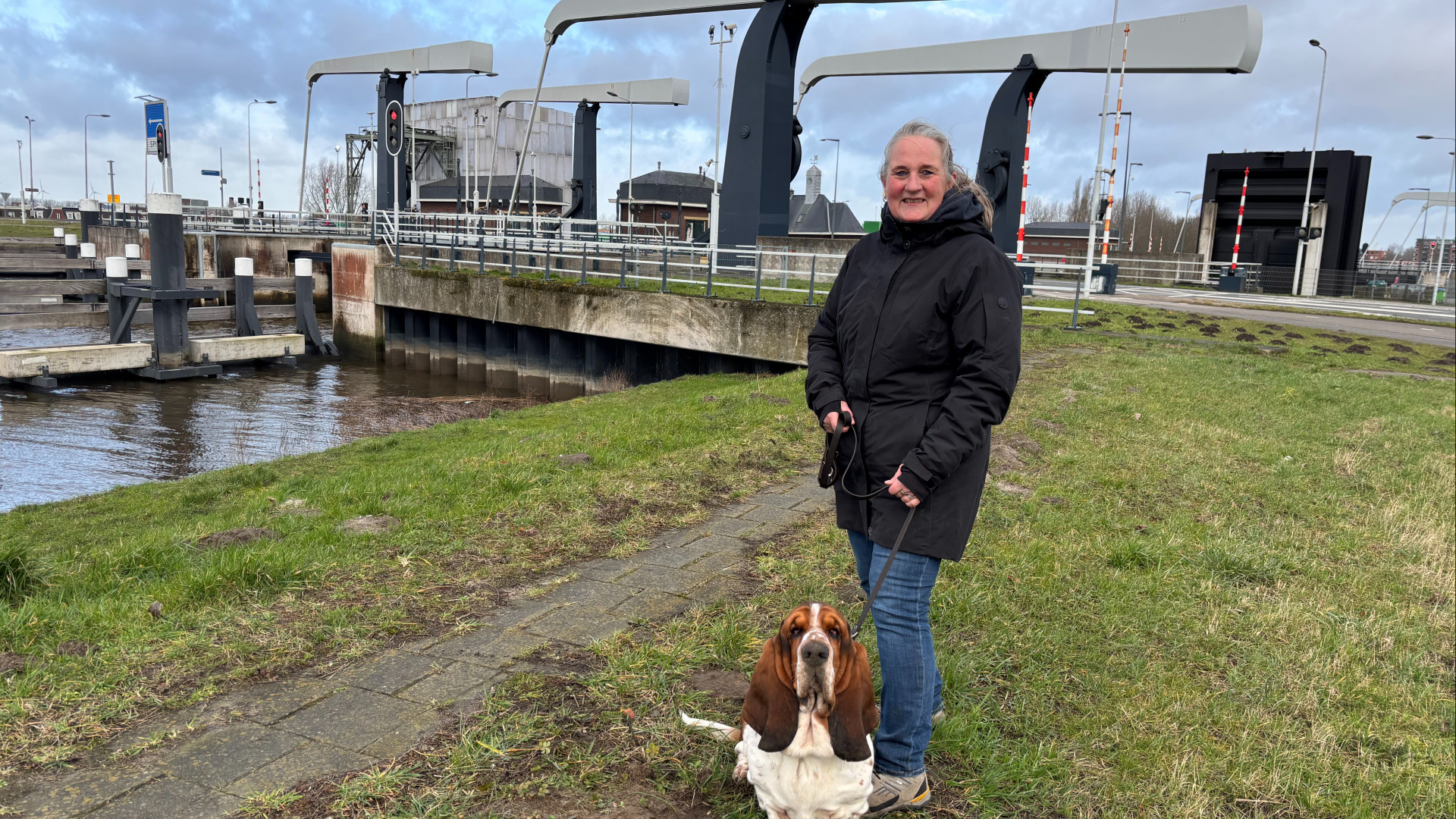 Marja met haar hond Joop bij de Julianasluis